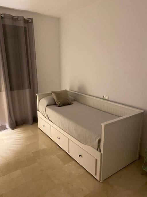 Apartment 3 Bed With Pool And Parking *